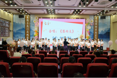 学生们合唱《落雨大》