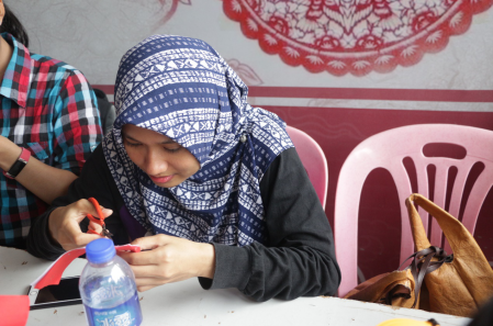 　马来西亚志愿者Aiysah 正在学习潮阳剪纸
