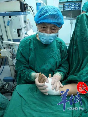 杨克非握着病人的手