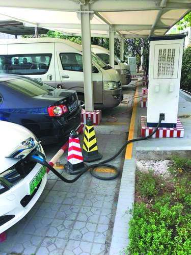 正在充电的纯电动新能源汽车