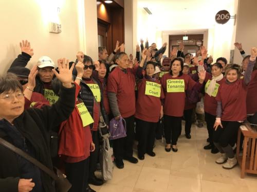 近百位华裔小区居民前往旧金山高等法院声援吴女士。（美国《世界日报》记者黄少华／摄影）