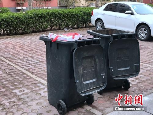 有的小区垃圾桶都是“清一色”,并没有进行分类。