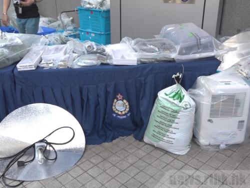 香港警方日前在上水金钱村破获一个大麻种植场,在涉案单位发现太阳灯、冷气机、抽湿机及花泥等。图片来源:香港电台网站。