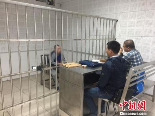 广州天河警方抓获潜逃14年命犯潘某楼 警方供图 摄