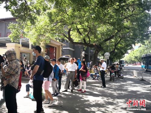 北京人艺门口排起了几百米的长队。袁秀月 摄