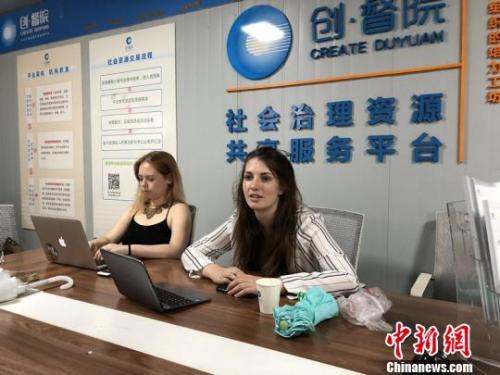 馥妍(Emma)和Marisa正在社区工作。 吴平华 摄