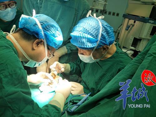 杨克非在做手术