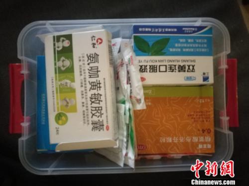 图为家里常用药药盒。 谢艺观 摄