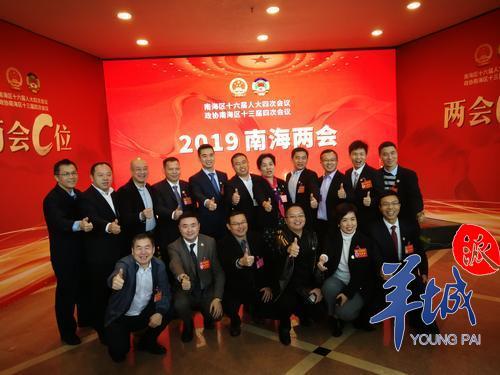 会议间隙,政协委员合影