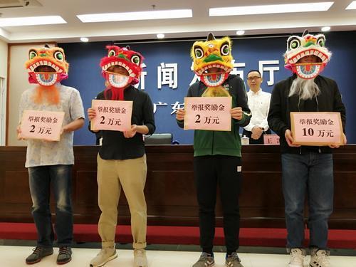 4位“面具侠”上台领奖