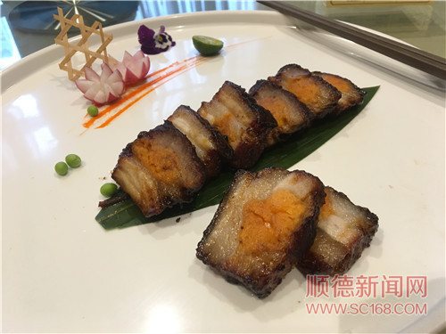 古法叉烧中,金黄的咸蛋黄和脆爽的叉烧形成对比,咸香不仅中和了肉的油腻,让层次和口感更加丰富。