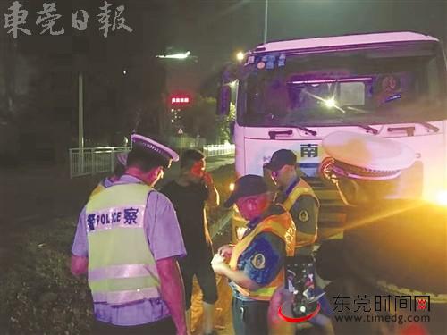现场查处超限超载货车