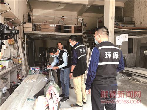 昨日下午，区、街道村改执法人员来到勒流清源工业区开展村改联合执法。/珠江商报记者陈培仪摄
