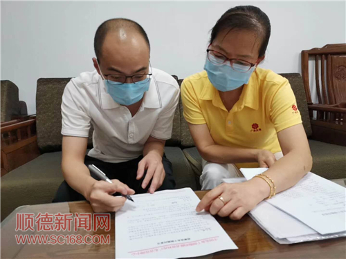 吴志松在签署捐献造血干细胞知情同意书。/通讯员高家琪 陈秀娟