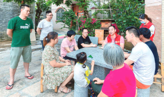 5月26日,左滩村民议事会商讨现场,村民共同为建设美丽人居环境出谋划策
