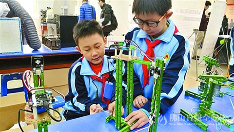 禅城学生在2017全国创客教育交流会上展示作品。 /禅城区教育局供图