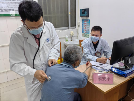 省医蔡安平博士正在细心诊查患者