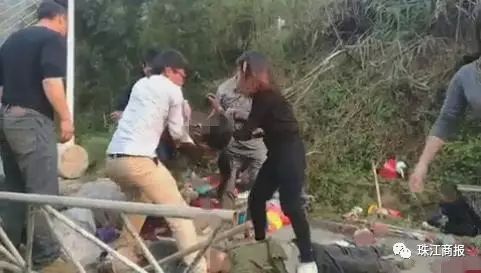 穿黑色衣服的为李国华
