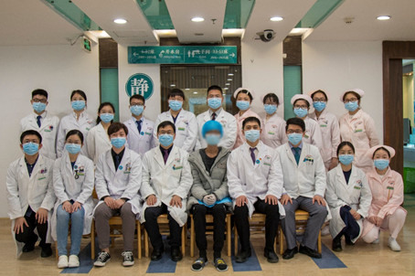 阿贵出院时与广东省中医院血液科医护人员合影留念