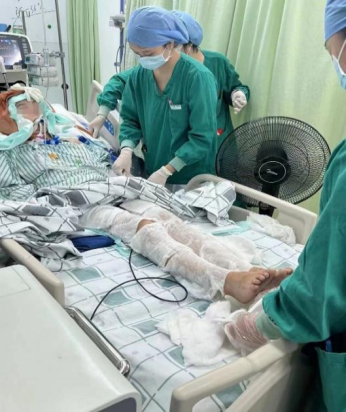 医护团队对卢女士进行降温