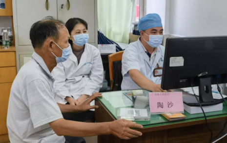 省医陶沙博士在大良指导社区医生