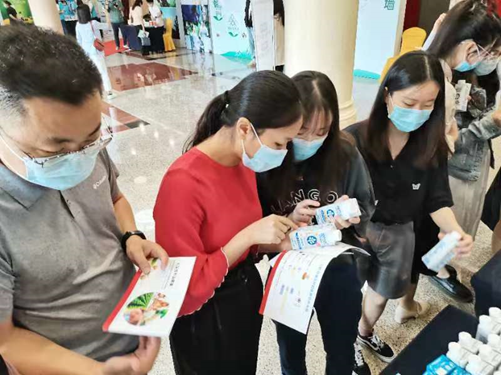 维他奶在广东全民营养周活动上展示营+系列新品和大豆营养健康小册子。