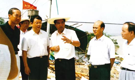 2000年4月29日,广东省电力工业局更名为广东省电力集团公司,吴希荣(右三)为公司挂牌。