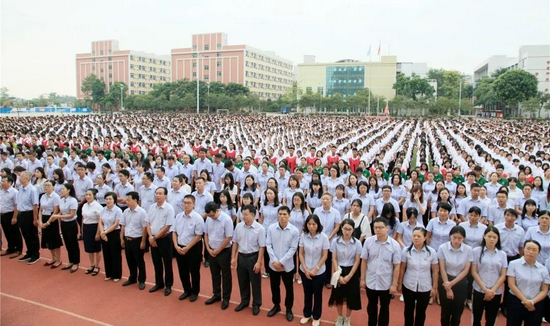 全校师生参加