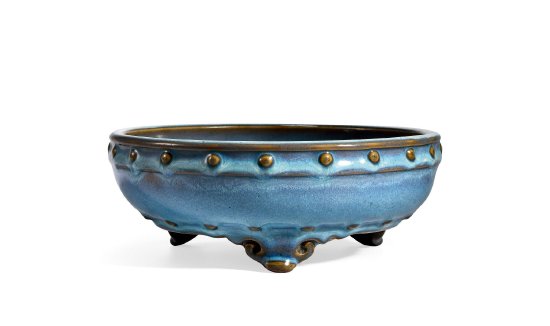 　　Lot 100 　　明初 贡御钧窑釉三足鼓钉洗 　　D：21.5cm H：8.2cm 　　估价：HK$ 2，500，000-3，500，000 　　款识：《四》字楷书款 　　来源：W.Kilgenberg 博士收藏，德国波恩 　　Reach 家族收藏 　　香港佳士得，1997 年 4 月 28 日，编号 696 　　香港苏富比，2000 年 5 月 2 日，编号 590 　　伦敦苏富比，2015 年 11 月 11 日，编号 81（封面拍品）