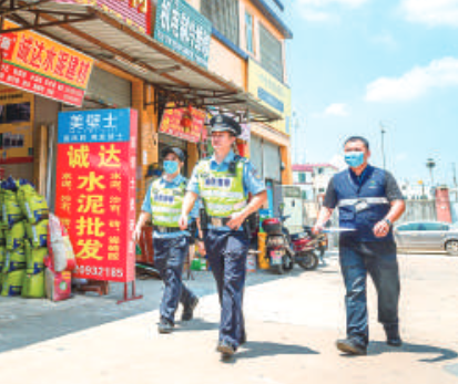 顺德区公安局大良派出所五沙社区民警正带队开展日常网格化巡防工作
