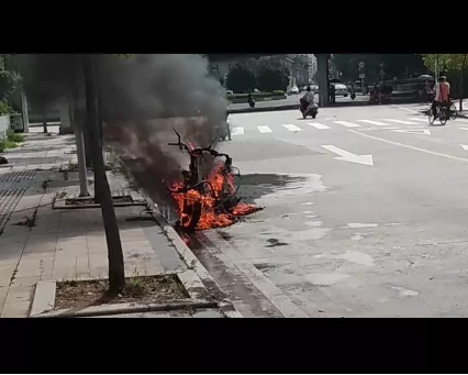 揭阳一摩托车突然燃起熊熊大火 被烧只剩空铁