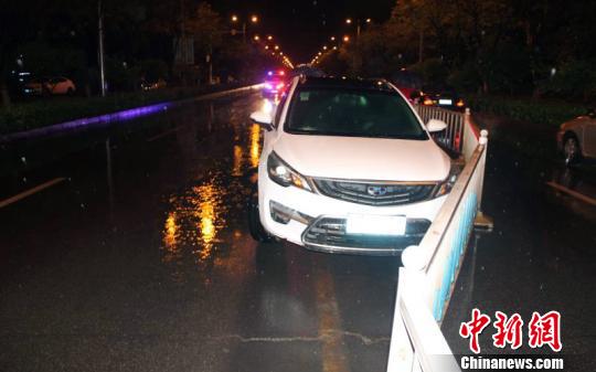 图为肇事车辆撞上马路护栏。警方供图
