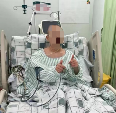 苏醒的卢女士为医护团队“点赞”