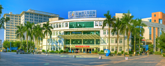 图为英德市人民医院概貌