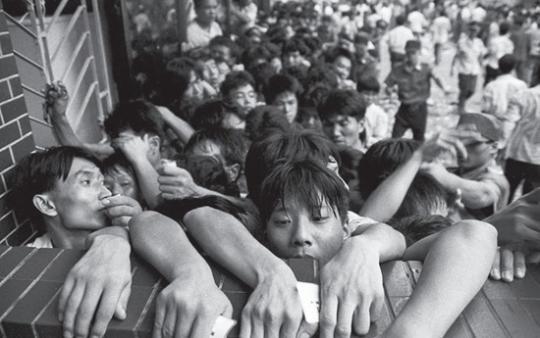 1992年,深圳,人们蜂拥而上抢购股市抽签表。