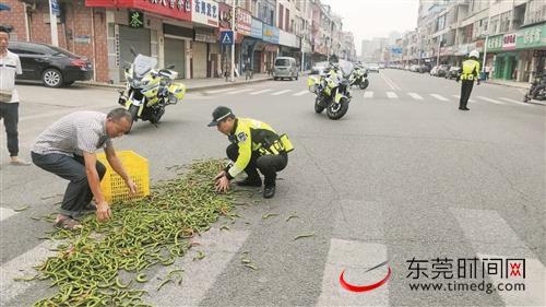 ■常平铁骑警员帮助市民捡辣椒 网络图片