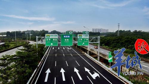 一环升级改造施工时道路对比，右边是改造道路，左边未改造道路