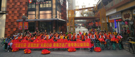 桂城义工联组织志愿者参与“送福到家”关爱行动