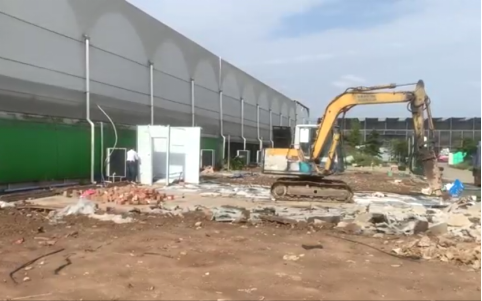 正拆除该地块上的建筑物
