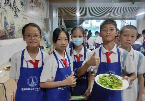 同学们完成荷芹炒腊肉