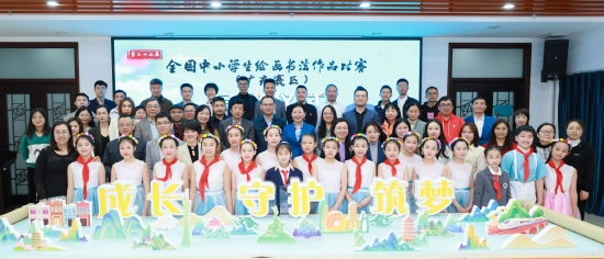 现场互动:共“绘”“成长·守护·筑梦”主题画