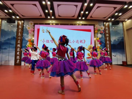 学生小组唱《三月三小达妮》