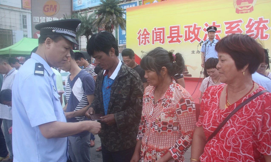 户籍中队民警为补录户口的群众发放户口本