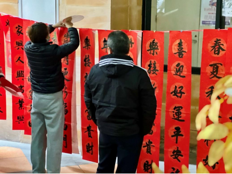 春联寓意希望,点缀万科金色家园浓厚新春氛围