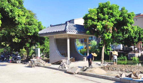 工人们正在修缮社供庙