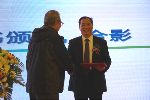刘福源教授为殷广全会长颁发聘书