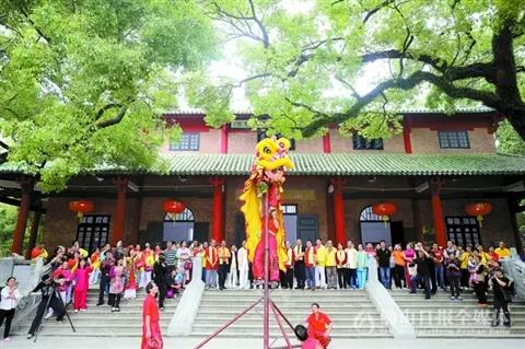 佛山精武会代表上台“踩场”献艺。/佛山日报记者黎汉沿摄