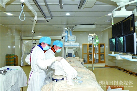 南方医科大学顺德医院胸痛中心医护人员对患者进行介入手术。