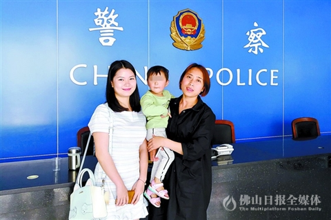 迷路女童和妈妈与帮助寻亲的热心市民(左)合影留念。/禅城公安供图