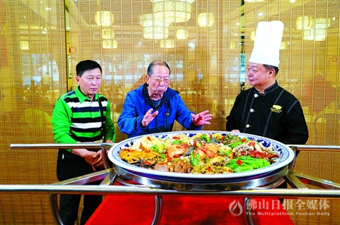 剧组品顺德美食。“表哥炳”(左一)和“通叔”(中)向顺德名厨请教制作大盘鱼的方法。